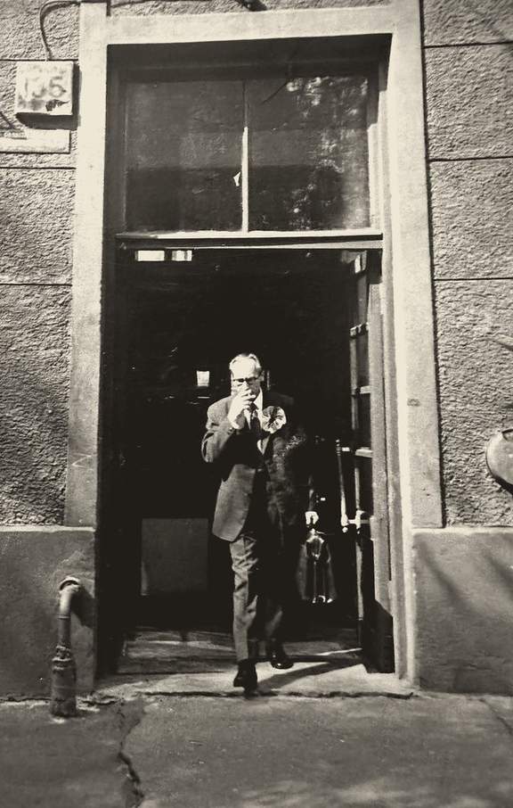Nikolajs Šteimanis pie darbnīcas durvīm, 1975. gadā